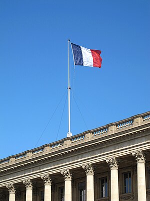 Drapeau de la république française sur l'Hôtel de la Marine à Paris